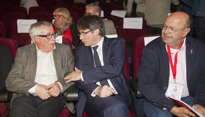 El presidente de la Generalitat entre los dirigentes de CCOO Joan Carles Gallego y Ignacio Fern&aacute;ndez Toxo.