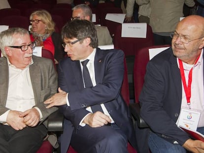 El presidente de la Generalitat entre los dirigentes de CCOO Joan Carles Gallego y Ignacio Fern&aacute;ndez Toxo.