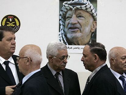 El presidente interino de Palestina, Rouhi Fatú (izquierda), el nuevo líder de la OLP, Mahmud Abbas (centro), y el primer ministro palestino, Ahmed Qurei (derecha), ayer.