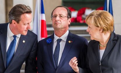 Cameron, Hollande y Merkel, ayer en Ypres, durante la ceremonia en memoria de la I Guerra Mundial