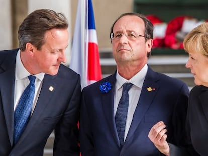 Cameron, Hollande y Merkel, ayer en Ypres, durante la ceremonia en memoria de la I Guerra Mundial