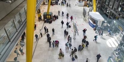 Viajeros en la terminal T-4 de Madrid-Barajas el pasado Miércoles Santo.