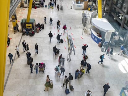 Viajeros en la terminal T-4 de Madrid-Barajas el pasado Miércoles Santo.