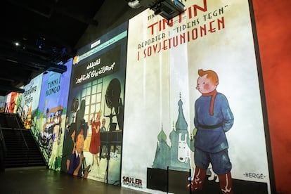 Portada de 'Tintín en el país de los Soviets', en la exposición 'Tintin, l'aventure immersive"à l'Atelier des Lumières', en París en 2022.