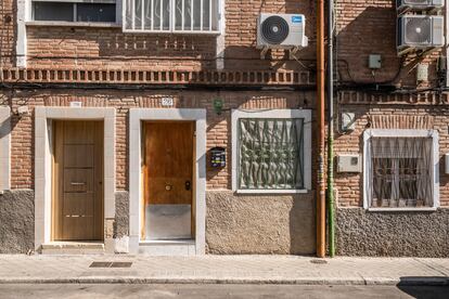 Fachada de dos viviendas en la colonia bomberos.