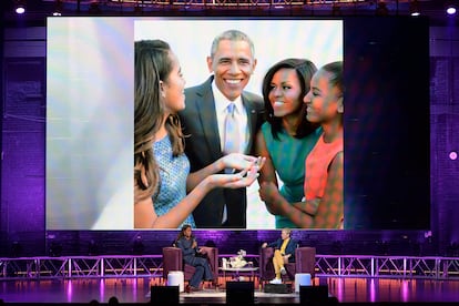 Michelle Obama y Ellen DeGeneres, en un momento del acto celebrado en Washington para presentar el libro de memorias de la primera. 