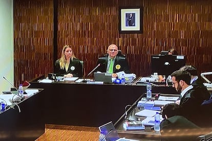 El juez Álvaro Lobato, en el juicio por la demanda de Just Eat contra Glovo por competencia desleal, en una imagen de la señal televisiva del tribunal.