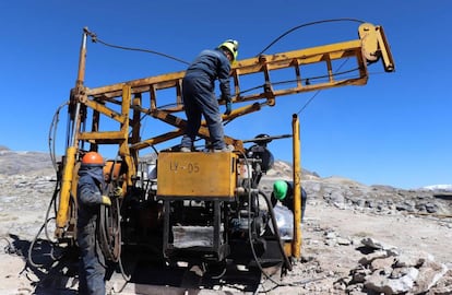 Trabajadores de Macusani Yellowcake, en el lugar del hallazgo.