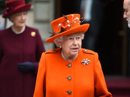 Isabel II ayer durante su visita a la Real Academia de las Artes de Londres con motivo de su 250 aniversario.