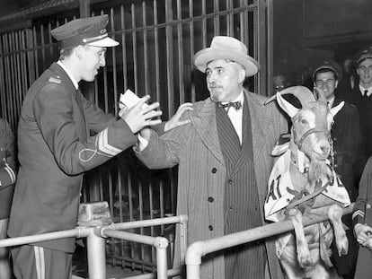 Billy Sianis (a la derecha) y su cabra, al ser expulsados del estadio de los Chicago Cubs el 6 de octubre de 1945.