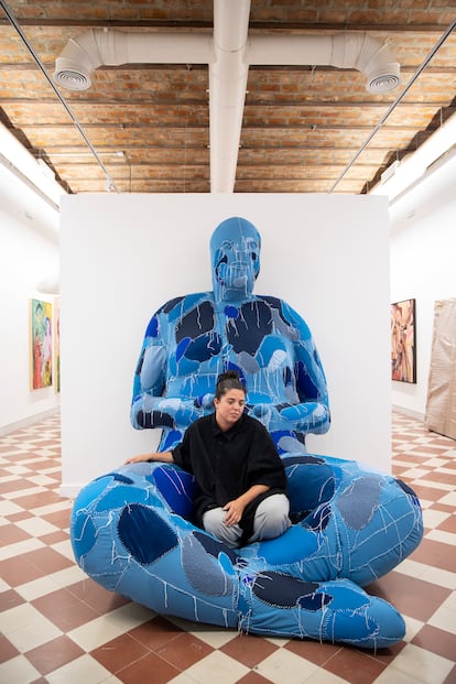 La artista Ela Fidalgo con la obra 'Gordita' en La Térmica de Málaga. 
