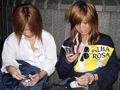 Una japonesa usa los servicios i-mode