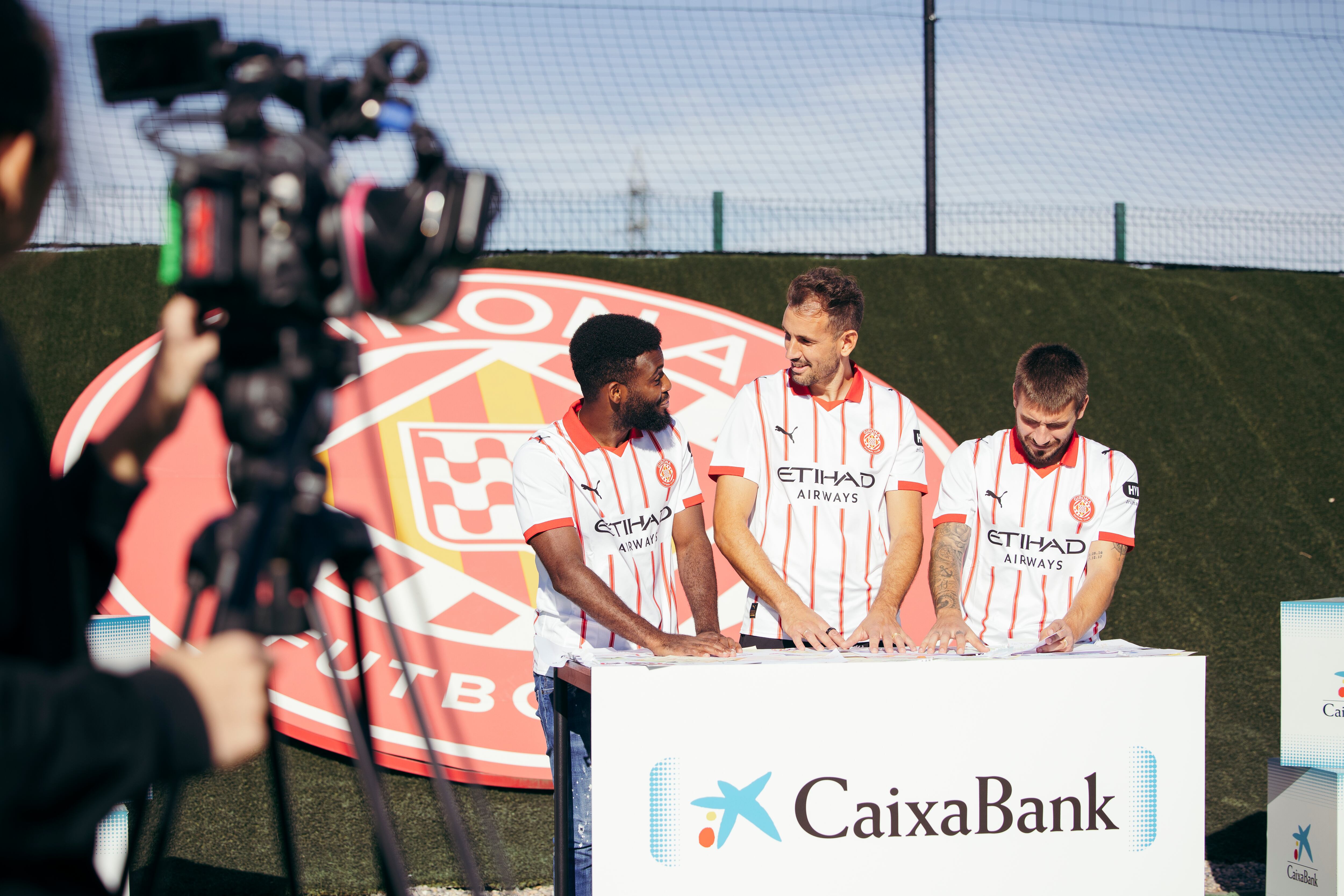 Los jugadores del Girona FC Lemar, Stuani y Portu, durante una de las actividades relacionadas con el programa Generaciones de CaixaBank.