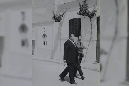 Orson Welles visita las bodegas González Byass con las parras recién plantadas, en 1961.