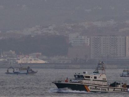 Una patrullera de la Guardia Civil, en la Bah&iacute;a de Gibraltar.