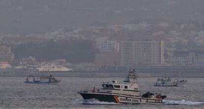 Una patrullera de la Guardia Civil, en la Bahía de Gibraltar.