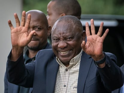 El presidente sudafricano, Cyril Ramaphosa, sale de la reunión del Congreso Nacional Africano celebrada en Johanesburgo este lunes 5 de diciembre.