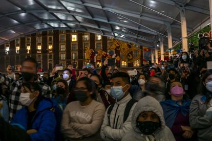 Cientos de personas asisten a la proyección del video mapping llamado 'Memoria Luminosa' sobre una réplica del Templo Mayor, para conmemorar los 500 años de la caída de Tenochtitlan.