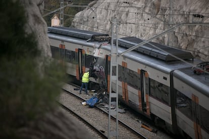 En la imagen de archivo, empleados de Adif trabajan en un tren accidentado en la línea de Manresa.