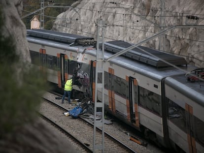 En la imagen de archivo, empleados de Adif trabajan en un tren accidentado en la línea de Manresa.