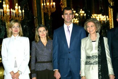 2004 fue el primer desfile militar para Letizia Ortiz, pues se casó con el Príncipe de Asturias en mayo de ese año. Para la ocasión, la periodista eligió un estilismo' muy discreto: una falda y una chaqueta de 'tweed'. 