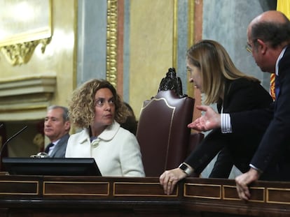 La presidenta del Congreso, Meritxell Batet, junto a los miembros de la Mesa, Ana Pastor, del PP, e Ignacio Gil Lázaro, de Vox.