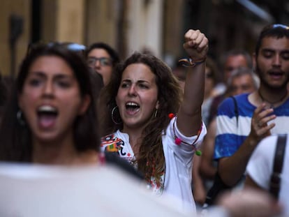 Asistentes a la manifestación de protesta, esta tarde en Barcelona. 