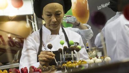 Un expositor muestra sus dulces en el sal&oacute;n Alimentaria. 