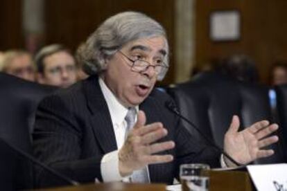 El físico nuclear estadounidense, Ernest Moniz, superó la aprobación del Senado con 97 votos a favor y ninguno en contra para liderar un departamento que deberá coordinar el boom en Estados Unidos en la extracción no convencional de hidrocarburos y las inversiones en energía renovables. EFE/Archivo