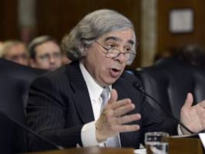 El físico nuclear estadounidense, Ernest Moniz, superó la aprobación del Senado con 97 votos a favor y ninguno en contra para liderar un departamento que deberá coordinar el boom en Estados Unidos en la extracción no convencional de hidrocarburos y las inversiones en energía renovables. EFE/Archivo