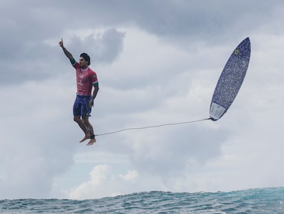 El brasileño Gabriel Medina celebra su puntuación casi perfecta en las olas de Tahití en una imagen que ya es parte de la historia de estos Juegos Olímpicos.