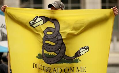 Manifestante protesta contra o fim da neutralidade da rede em Washington: "Não pise em mim"