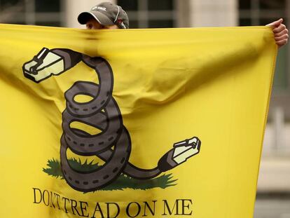 Manifestante protesta contra o fim da neutralidade da rede em Washington: "Não pise em mim"