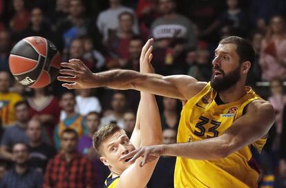 Mirotic pasa un balón en presencia de Jerebko.