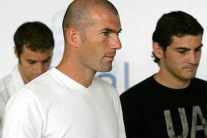 Ivan Helguera, Zinedine Zidane e Iker Casillas, en la presentación de 'Real, la película'.