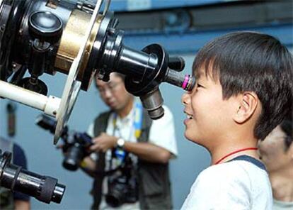 En España, varias instituciones han organizado jornadas para aprovechar esta ocasión. El Museo de Ciencias de Valencia hará una observación con telescopio desde los jardines que le rodean, que contará con la presencia del astrónomo Fernando Ballesteros. En la imagen, un niño japonés contempla Marte desde el Museo de Ciencias de Tokyo.