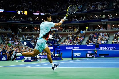 Alcaraz devuelve la pelota durante el partido contra Tiafoe.