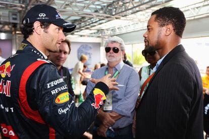El piloto Mark Webber con el productor George Lucas y el actor Cuba Gooding Jr.