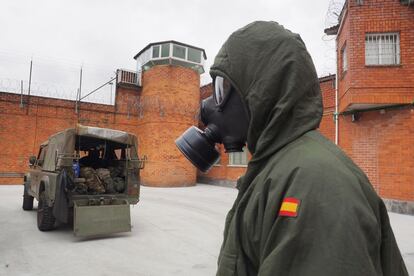 Miembros de la Unidad Militar de Emergencias (UME) se preparan para desinfectar el centro penitenciario Bonxe, en Lugo.