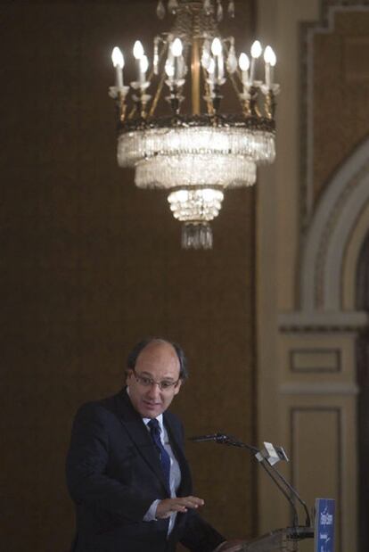 El primer ministro de Gibraltar, Peter Caruana, durante una conferencia celebrada ayer en Sevilla.