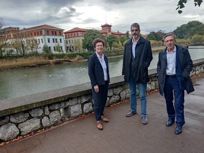 En el centro, el alcalde de San Sebastián, Eneko Goia, con los cuarteles de Loiola al fondo.