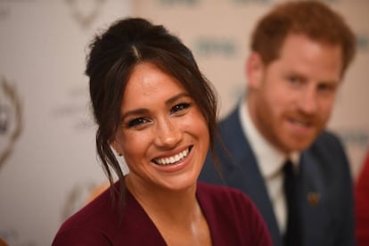 Meghan Markle y, al fondo, el príncipe Enrique.