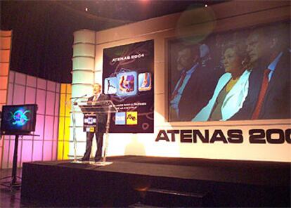 Pedro Barthe, en la presentación de la cobertura de RTVE para Atenas 2004. En la imagen del fondo, de izquierda a derecha, el secretario de Estado para el Deporte, Jaime Lissavetzky; la directora general de RTVE, Carmen Caffarel, y el director de Radio Nacional de España, Pedro Piqueras, que asistieron al acto.