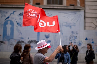 Un miembro de UGT sostiene una bandera del sindicato durante la manifestación del pasado 1 de mayo por el Día Internacional de los Trabajadores. 