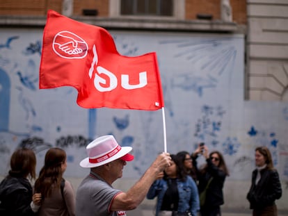 Un miembro de UGT sostiene una bandera del sindicato durante la manifestación del pasado 1 de mayo por el Día Internacional de los Trabajadores.