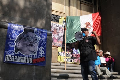 Partidarios del Gobierno se manifiestan a las puertas de la Suprema Corte, este 24 de abril en Ciudad de México.