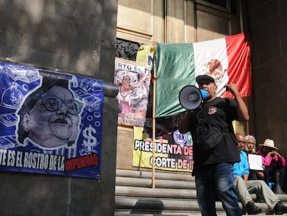 Partidarios del Gobierno se manifiestan a las puertas de la Suprema Corte, este 24 de abril en Ciudad de México.