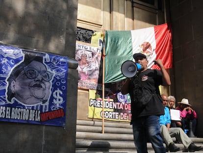 Partidarios del Gobierno se manifiestan a las puertas de la Suprema Corte, este 24 de abril en Ciudad de México.