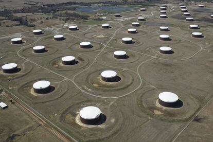 Tanques de almacenamiento de petróleo en Cushing,  Oklahoma (Estados Unidos).