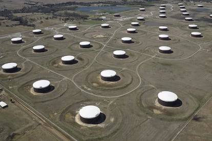 Tanques de almacenamiento de petróleo en Cushing, Oklahoma (Estados Unidos).